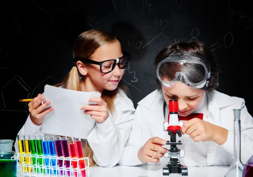 kids-working-laboratory
